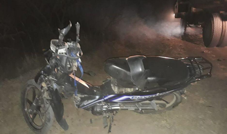 Una adolescente pelea por su vida tras chocar su motocicleta de frente contra un camioacuten