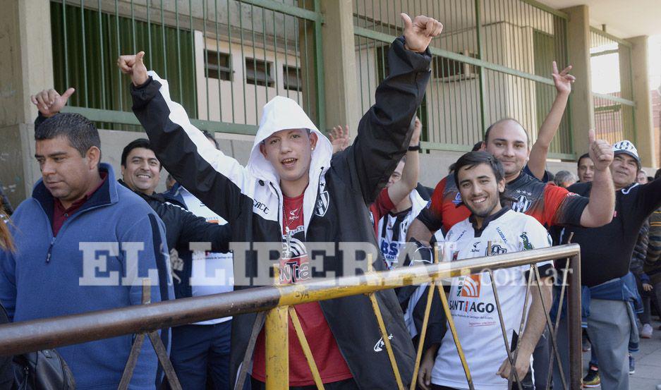 IMAacuteGENES La pasioacuten futbolera se vivioacute a pleno afuera y adentro del estadio