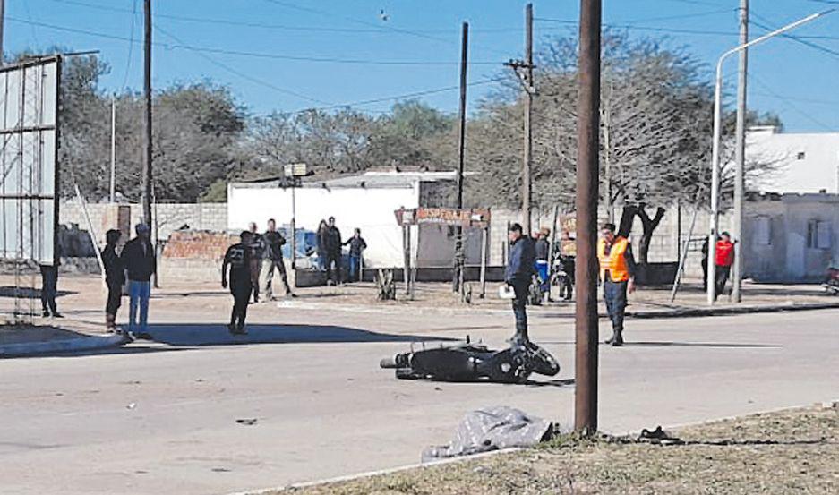 Conmocioacuten por la muerte de dos amigos que se conduciacutean en una motocicleta y se estrellaron contra una camioneta
