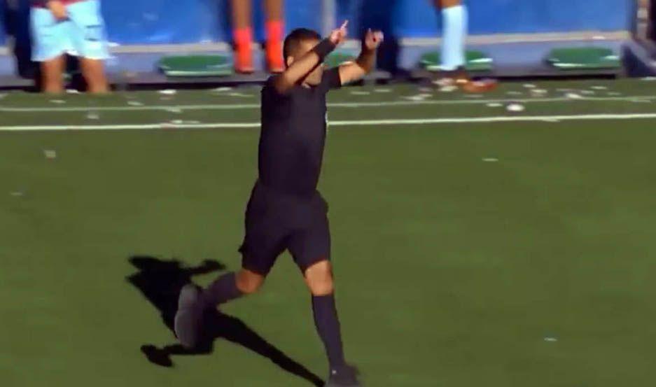VIDEO  Vieron el penal por tele se lo cantaron y lo cobroacute en tiempo de descuento