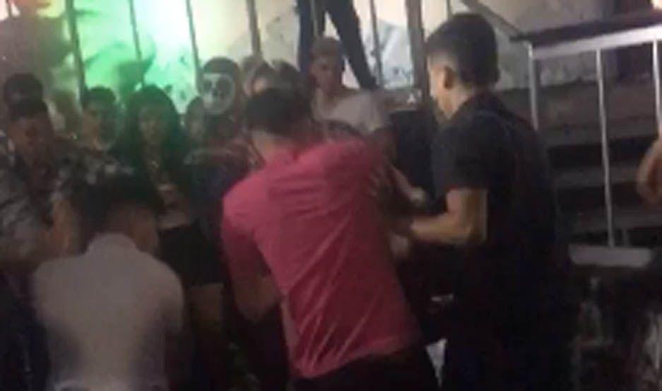 Viralizan nuevo video de una feroz pelea en un boliche