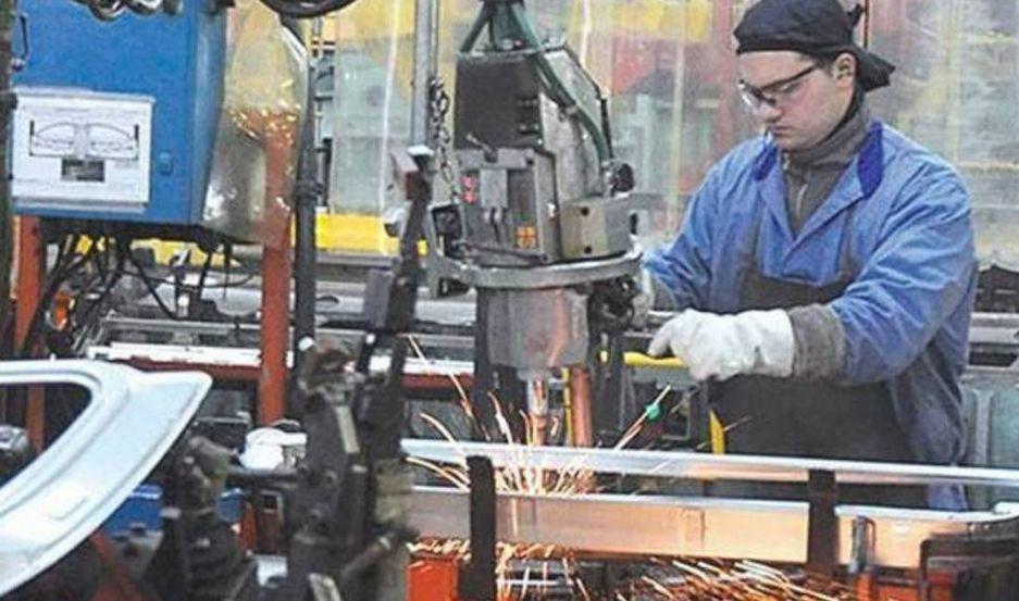 La actividad industrial registroacute un descenso  de 69-en-porciento- en junio