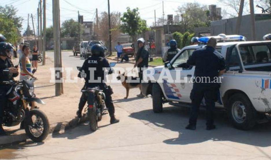 Numerosos efectivos policiales fueron desplegados por los barrios de La Banda en busca del depravado