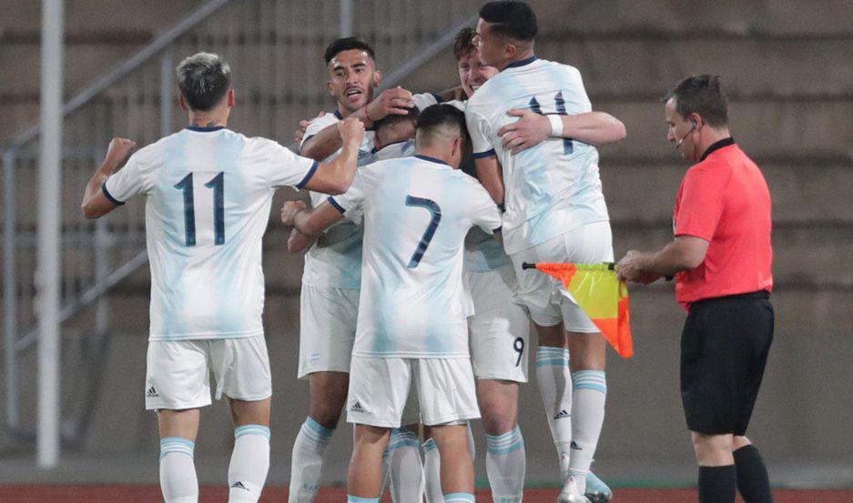 VIDEO  Argentina goleoacute a Uruguay con aporte santiaguentildeo e iraacute por el oro