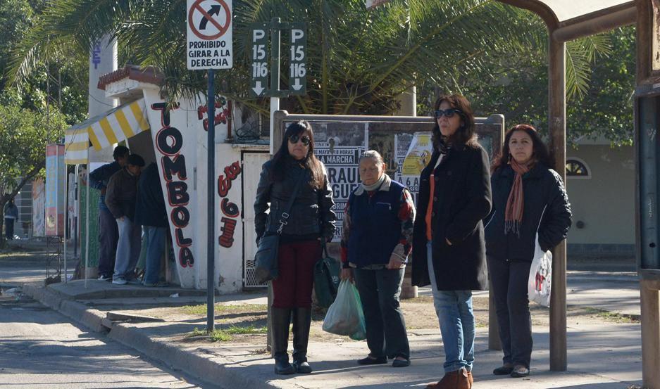 Los pasajeros buscaron alternativas de transporte para poder cumplir con sus obligaciones