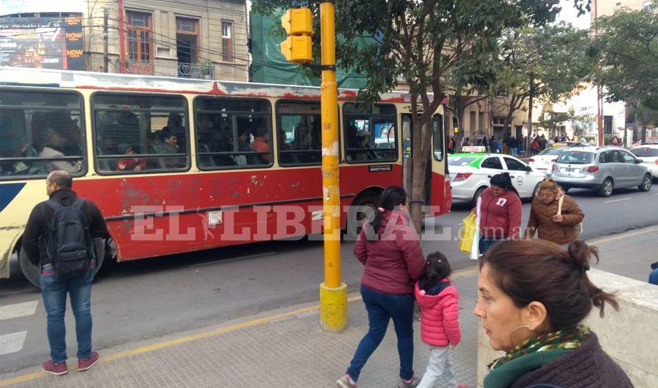 Paro de colectivos- la gente se maneja con las liacuteneas que circulan y los coches van llenos