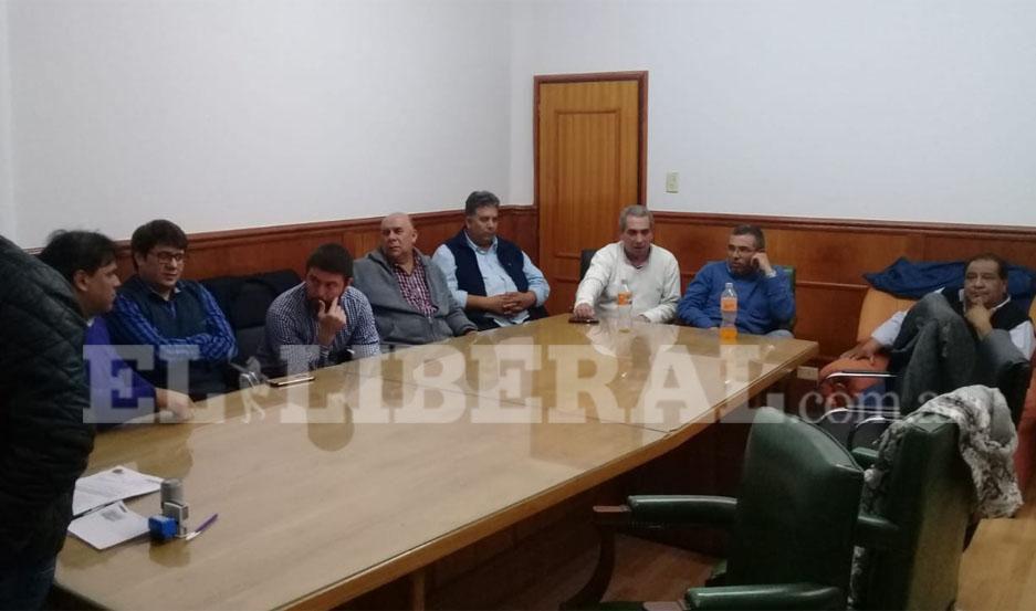 Se reuacutenen empresarios y dirigentes de UTA para ponerle fin al paro