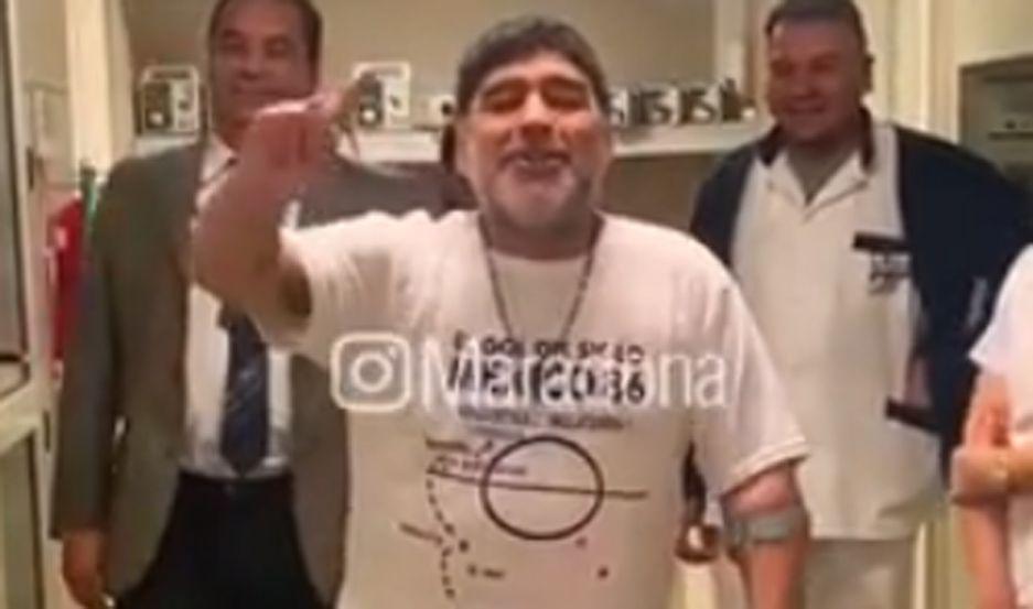 VIDEO  El diacutea que Maradona volvioacute a caminar y se lo dedicoacute a su difunta madre