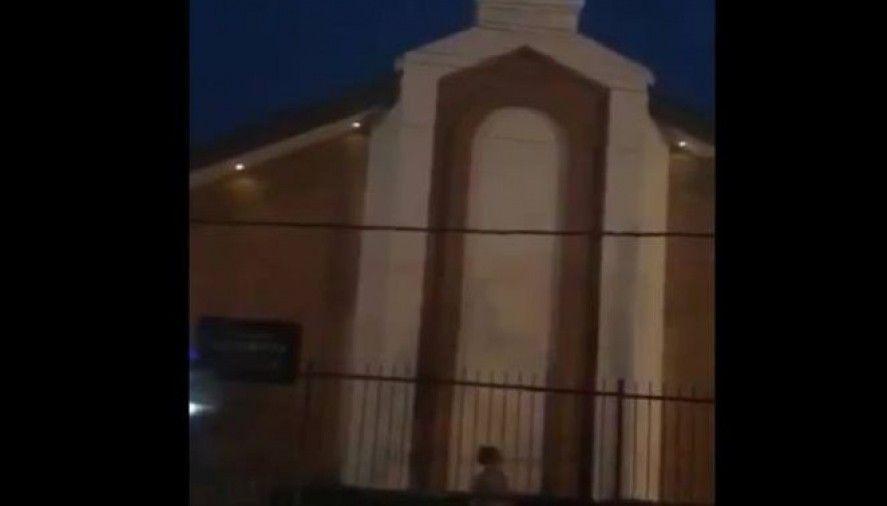 Nena fantasma baila en una capilla en la ciudad de La Plata