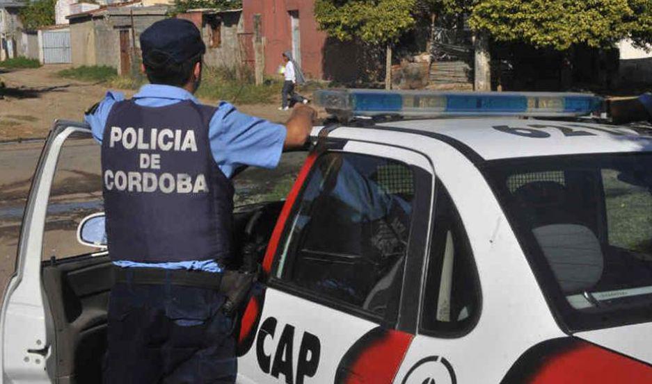 Detienen a policiacutea que habriacutea violado a una joven tras extorsionarla a ella y a su novio