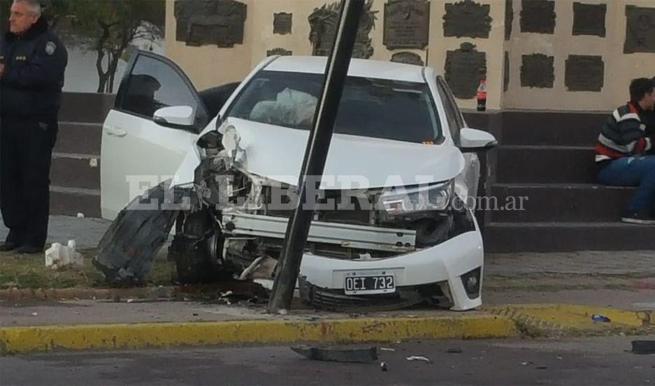 Tres joacutevenes se salvan de milagro tras estrellarse contra el monumento de San Martiacuten