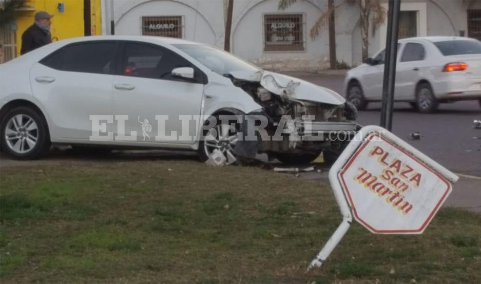 Tres joacutevenes se salvan de milagro tras estrellarse contra el monumento de San Martiacuten