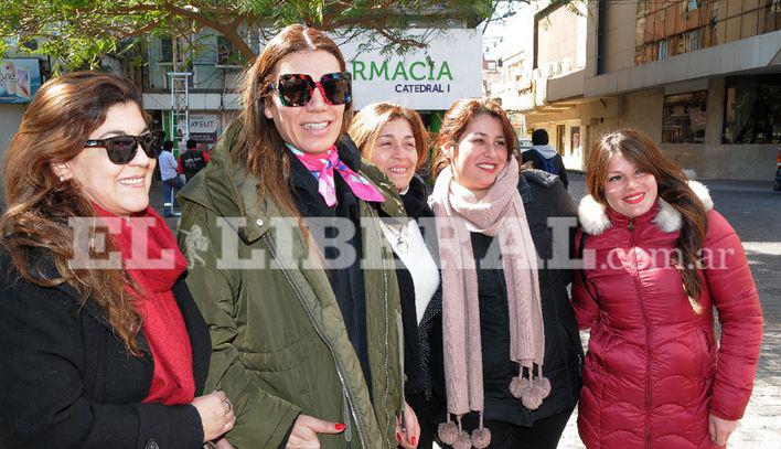 Afecto Flor de la V sorprendió a los santiagueños al salir a caminar por la tradicional plaza Libertad