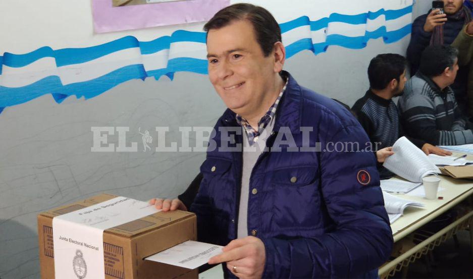 Zamora emitioacute su voto y convocoacute a los santiaguentildeos a votar- Cada eleccioacuten es un paso maacutes a la democracia