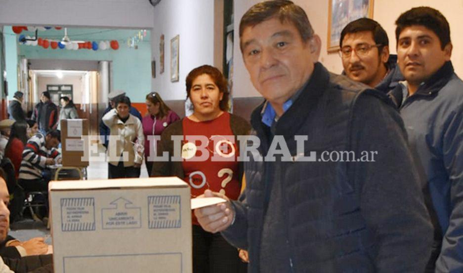 Luis Gonzlez jefe de la comuna de Tintina al emitir su voto