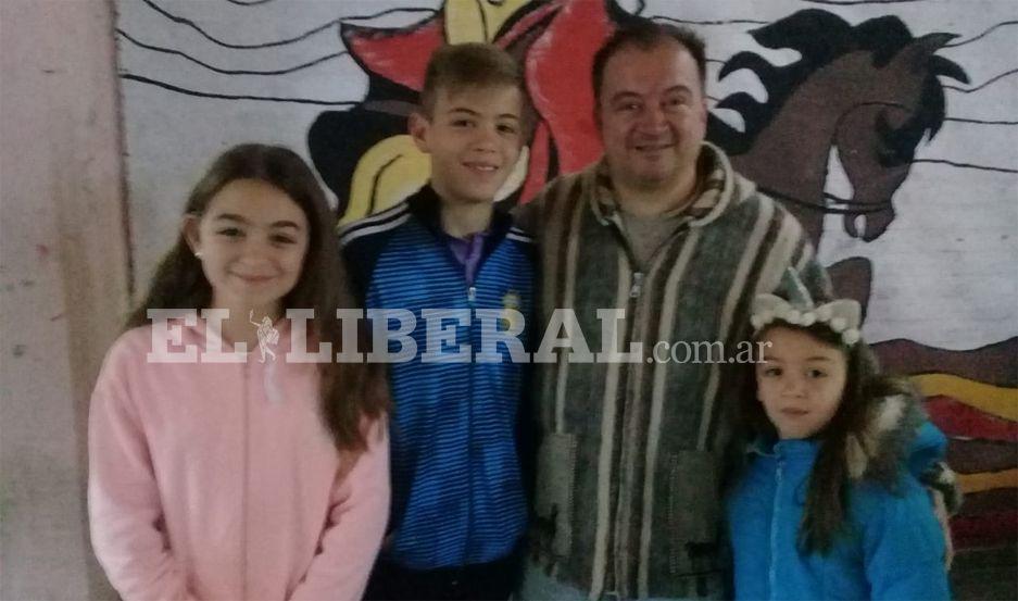 Fue a votar con sus tres hijos para inculcarles la importancia del deber ciacutevico