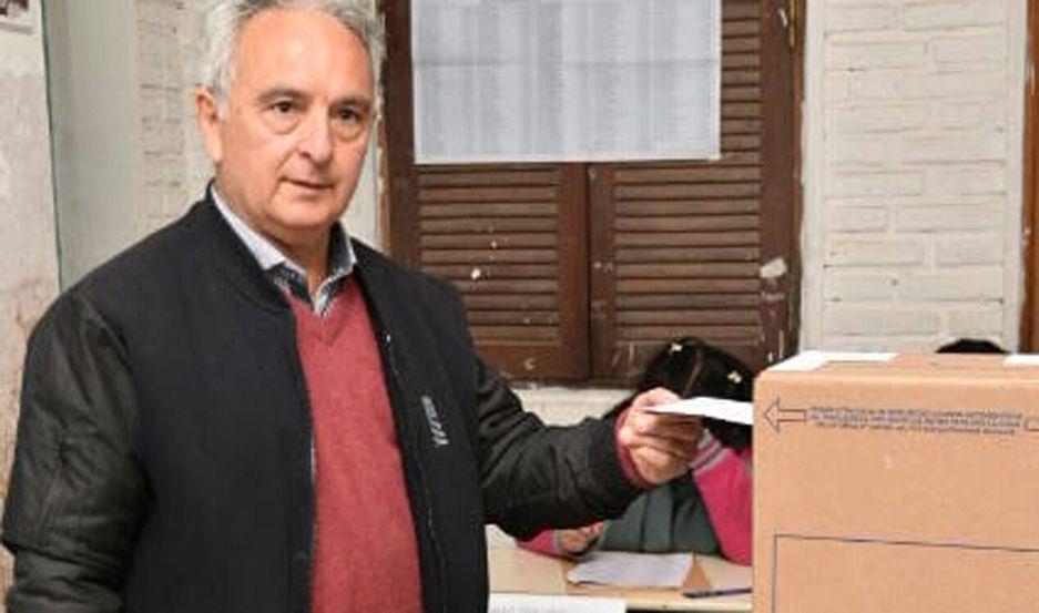 El intendente Heacutector Ibaacutentildeez votoacute en la Escuela Roca