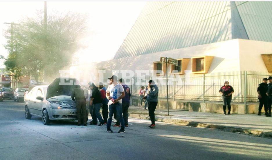 Para extinguir el incendio tuvieron que colaborar autoridades de seguridad y de mesa que trabajaban en las elecciones en el colegio Santiago Apóstol