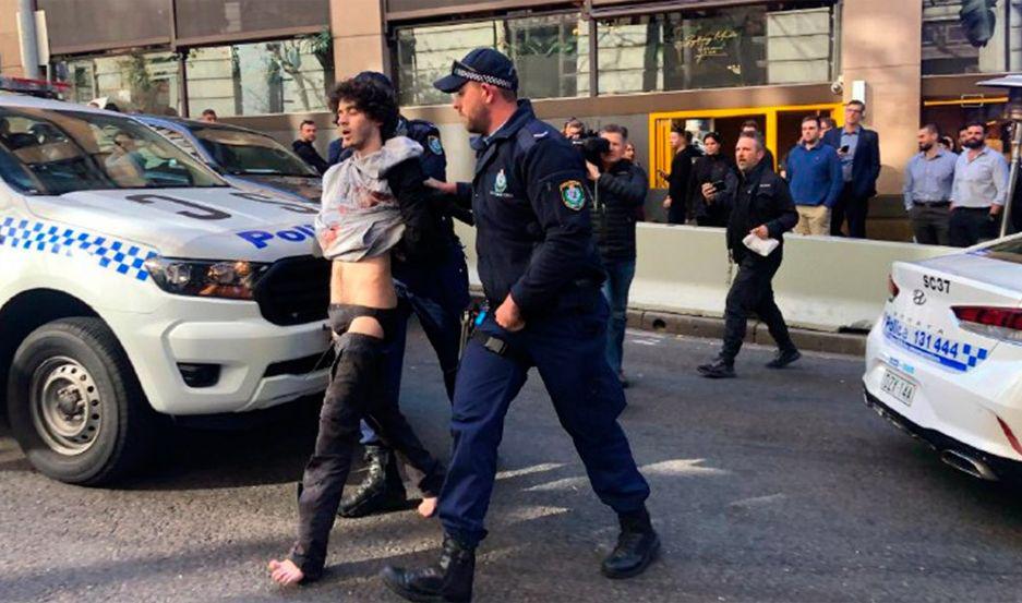 Un hombre asesinó a una mujer a puñaladas en pleno centro