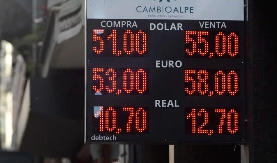 Indican que los que compraron paquetes en doacutelares complicados por la devaluacioacuten