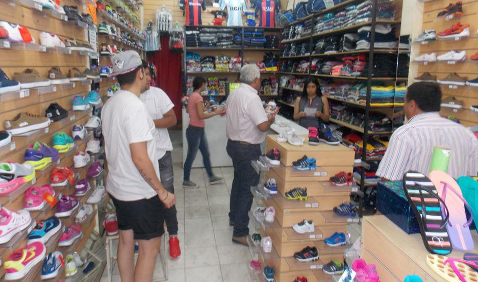 El comercio bandentildeo pasaraacute el feriado del saacutebado para el lunes