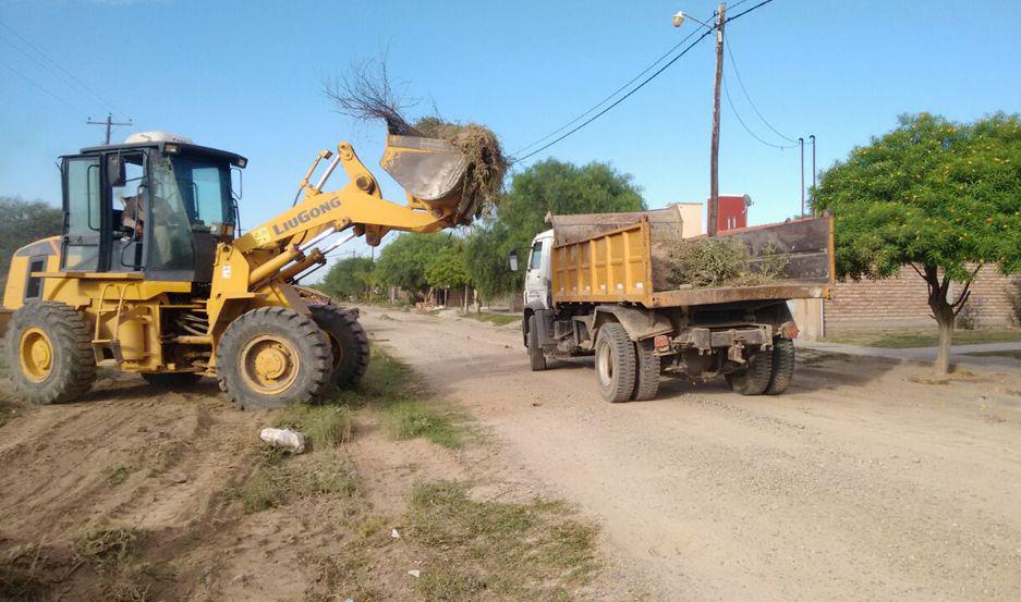 Obreros de la comuna realizan trabajos de limpieza en el barrio Sector el Alto
