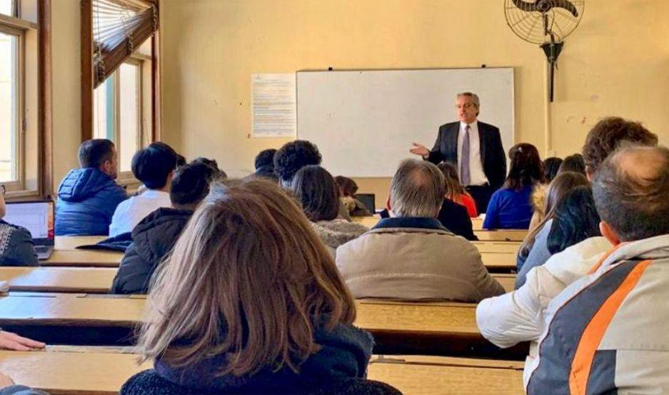 Alberto Fernaacutendez siguioacute dando clases en la UBA