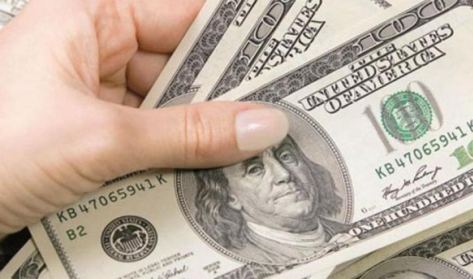 El doacutelar saltoacute un 66-en-porciento- a 6218 y el BCRA vendioacute us248 millones para contenerlo