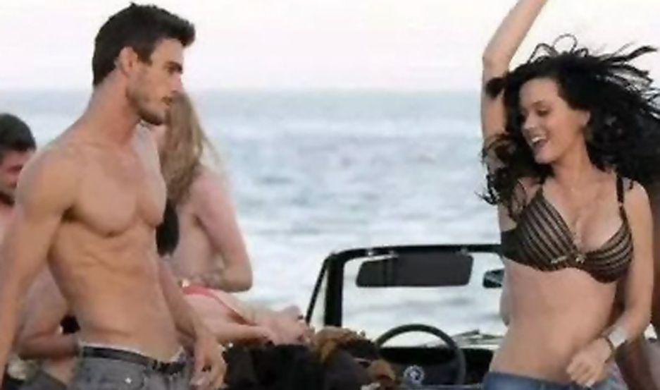 Un modelo acusa a la cantante y actriz Katy Perry de acoso sexual mientras grababan un videoclip