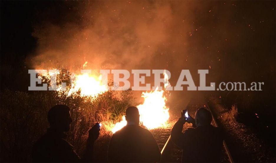 Un tren quedoacute varado a la altura de Garza por fuego de pastizales sobre las vias