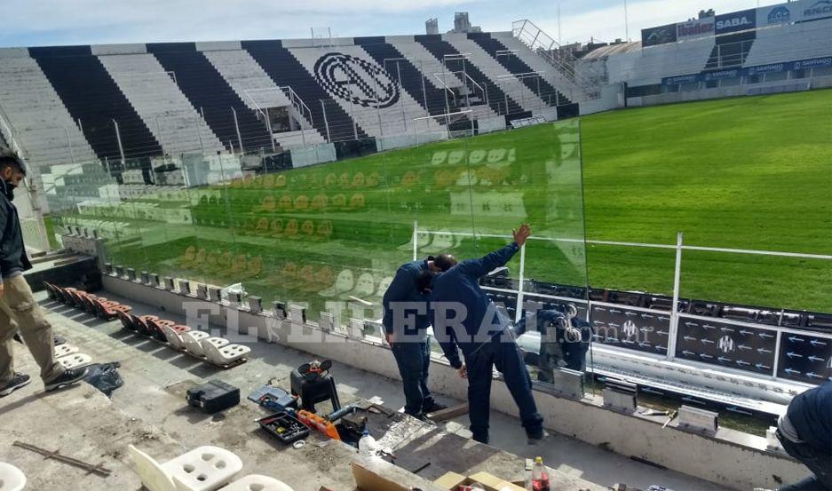 iexclChau alambrado Colocaron bliacutendex en la platea de Central Coacuterdoba