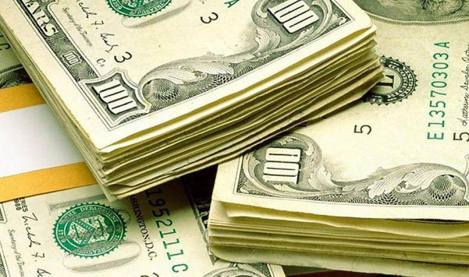 El doacutelar cayoacute 39-en-porciento- a 5972 tras guintildeo poliacutetico y medida del Banco Central