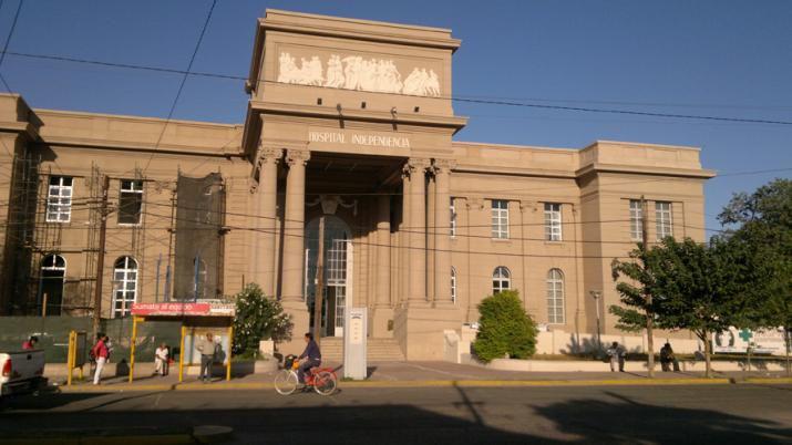 Tanto la madre como el pequeño fueron trasladados al Hospital Independencia por los uniformados