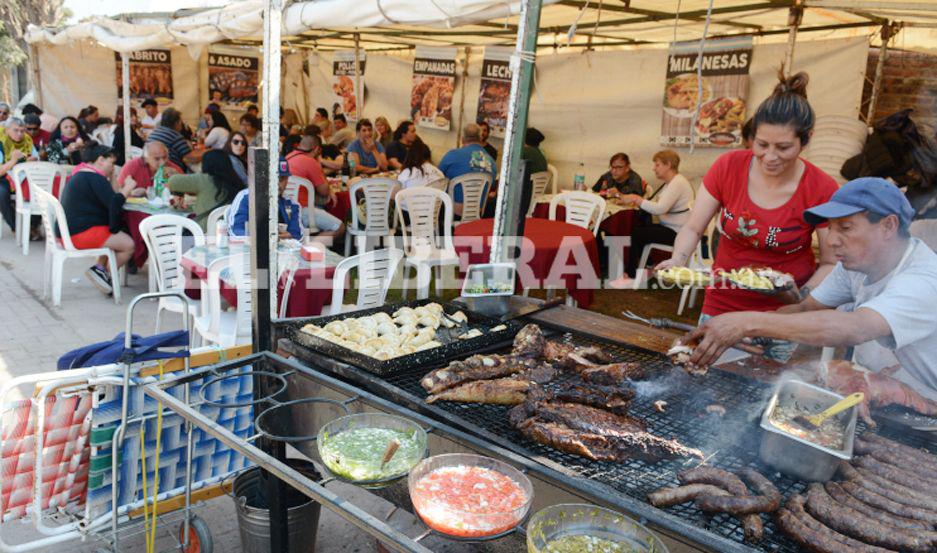 IMAacuteGENES EXCLUSIVAS  Cientos de turistas disfrutan de la fiesta de la Abuela Carabajal