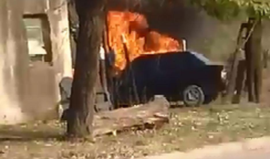 VIDEO  Grabaron el incendio de un auto en Vilmer