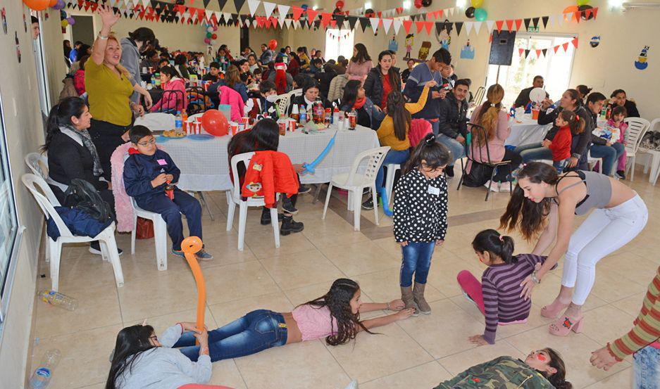 Agasajaron a los nintildeos del  Servicio de Oncologiacutea del Cepsi