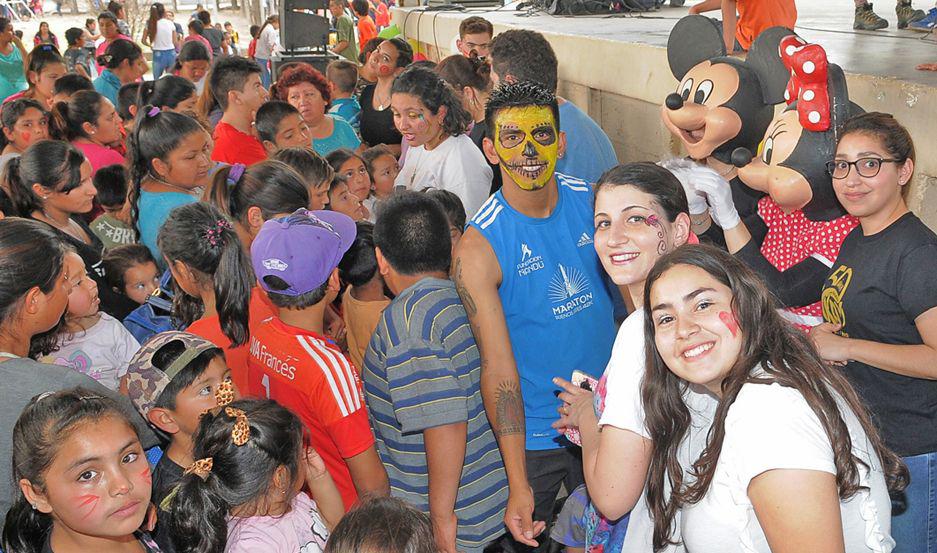 Los nintildeos santiaguentildeos celebraraacuten su diacutea con una nutrida agenda de encuentros recreativos