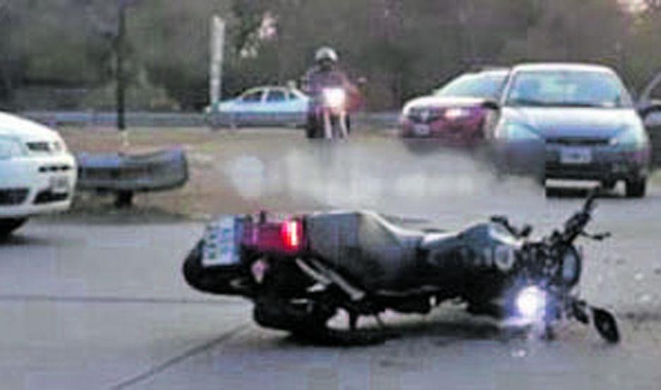 Violento choque entre auto y moto en la autopista Peroacuten