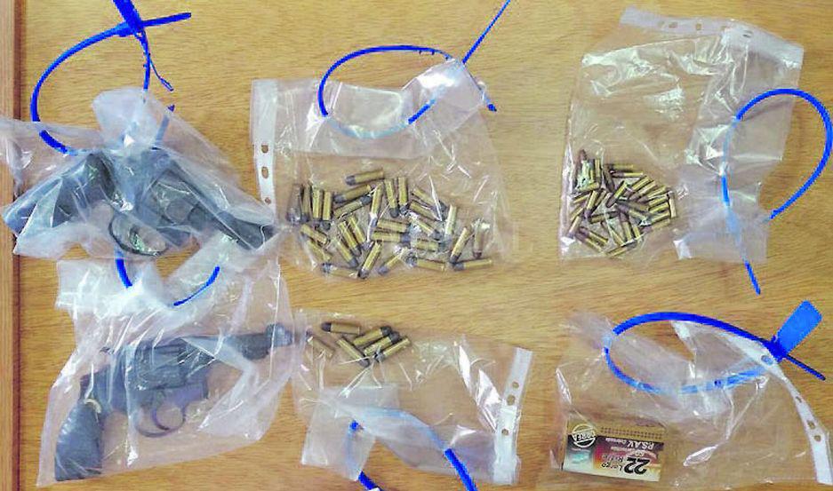 Empleada judicial robaba armas de una Fiscaliacutea para vendeacuterselas a los ladrones