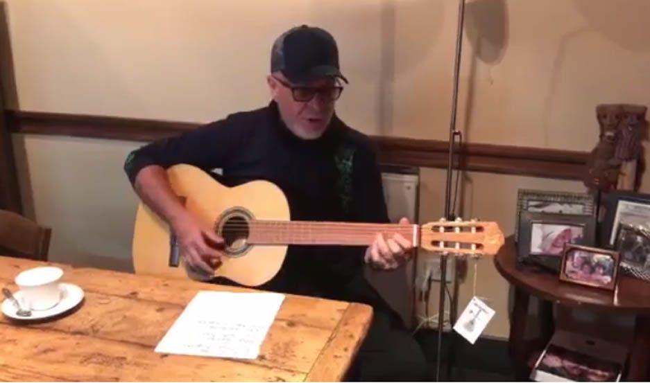 VIDEO  Leoacuten Gieco envioacute su guitarra para alumnos de una escuela en Avellaneda