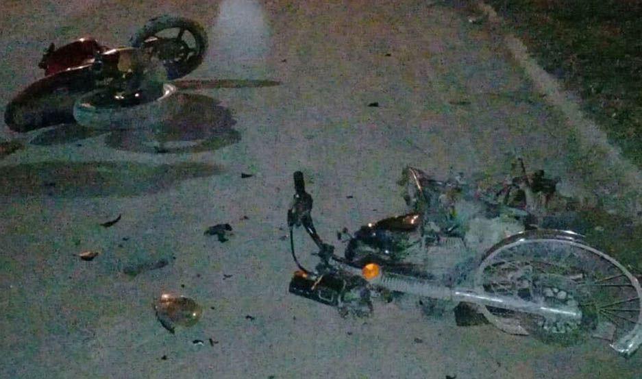 Choque frontal de motos dejoacute a dos joacutevenes con graviacutesimas heridas