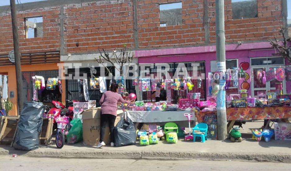 VIDEOS  Jugueteros santiaguentildeos sentildealan un fuerte avance de la venta informal