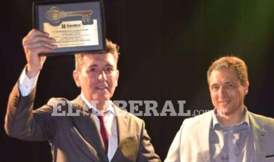 IMAacuteGENES EXCLUSIVAS  A sala llena Miguel Aacutengel Cherutti presentoacute Inoxidable en Bandera