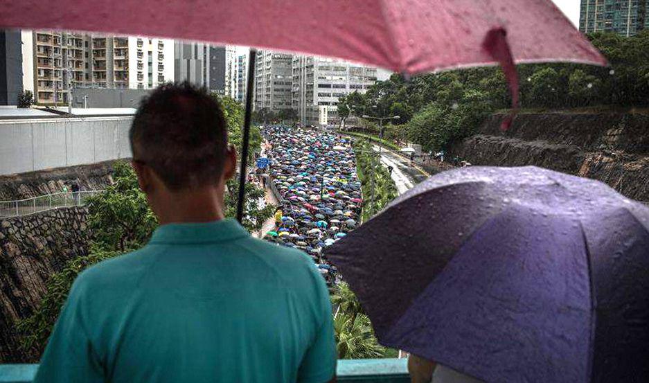 Miles de profesores de Hong Kong marchan en defensa de sus alumnos