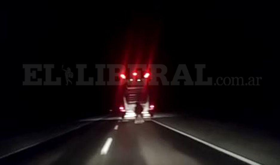 Un  motociclista fue filmado  cuando iba pegado a un colectivo