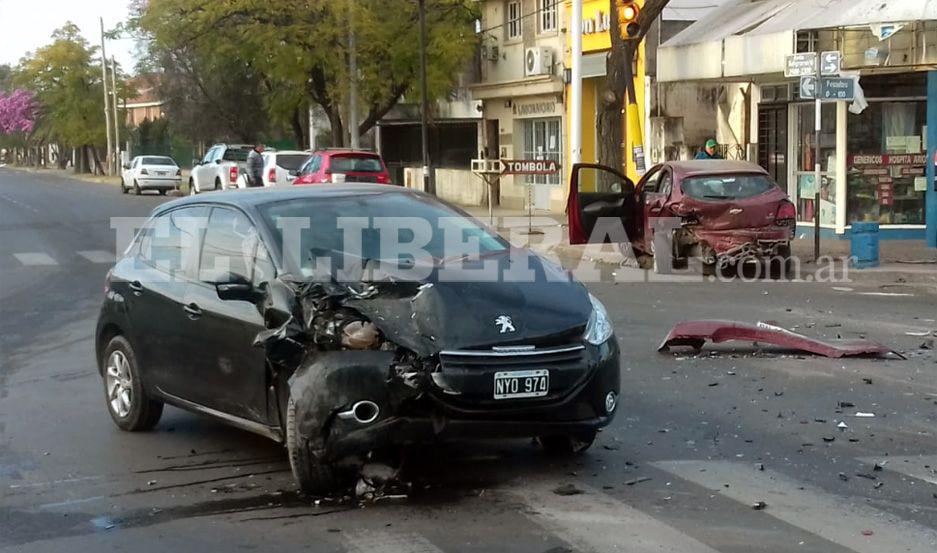 Violento choque entre dos autos y un incidente en Av Belgrano y Posadas