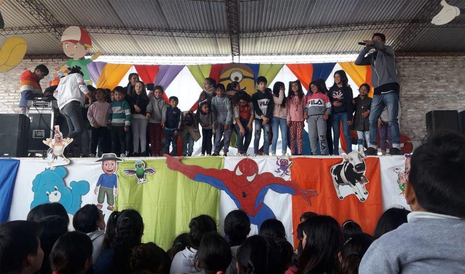 Los nintildeos de Icantildeo celebran su diacutea