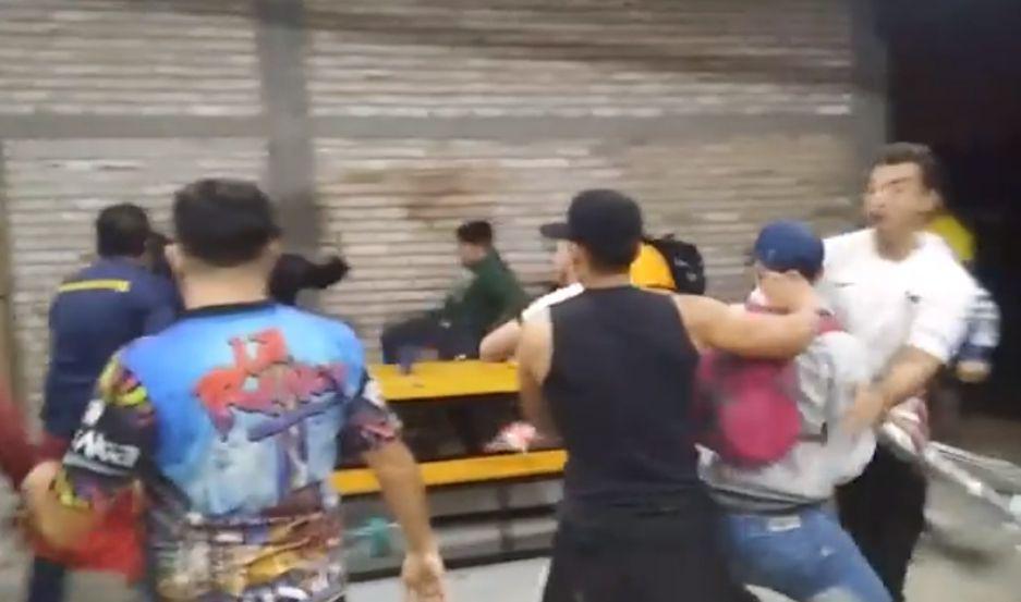 VIDEO  Policiacuteas heridos tras una gresca en un predio deportivo