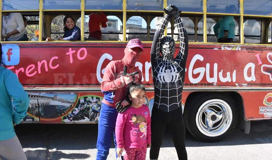 IMAacuteGENES Los nintildeos de Loreto festejaron su diacutea a todo ritmo con ldquoEl trencito Guara Guarardquo