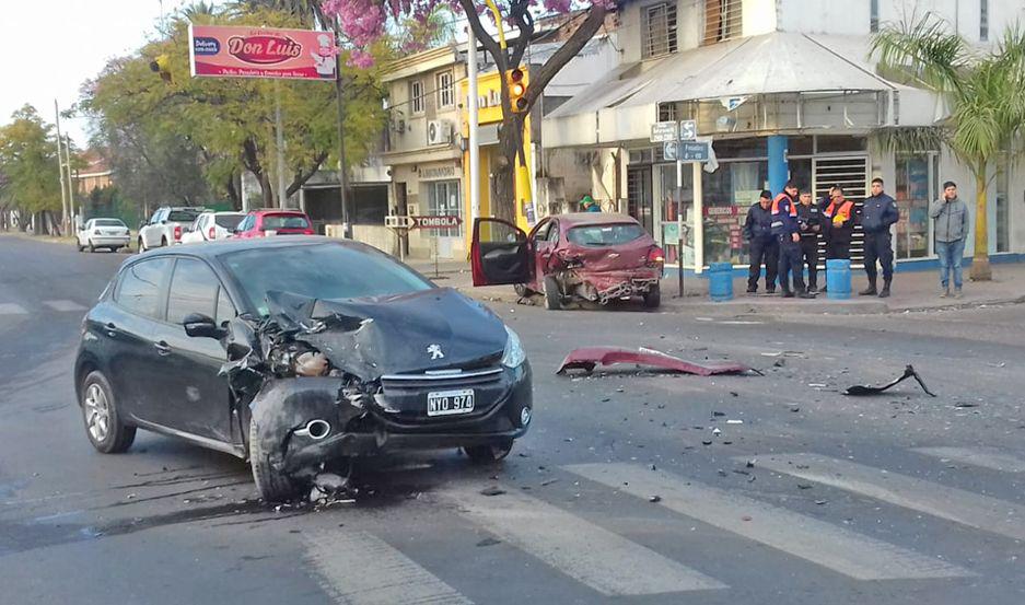 Choque entre dos automoacuteviles en pleno centro terminoacute con un incidente contra EL LIBERAL